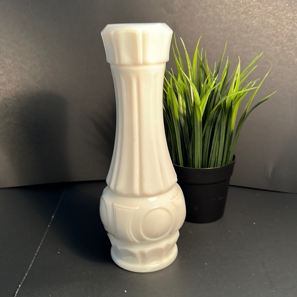 Accents Vintage Art Deco Milk Glass Bud Vase Bullseye Pattern 9